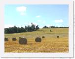 IMG_1606 * L'autre c�t� de la butte et l'�glise * 640 x 480 * (92KB)