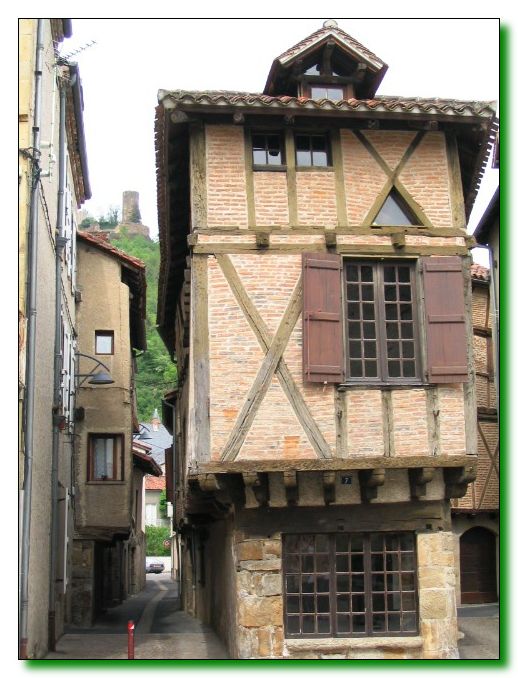 Les-tours-de-Saint-Laurent-entre-deux-maisons-anciennes