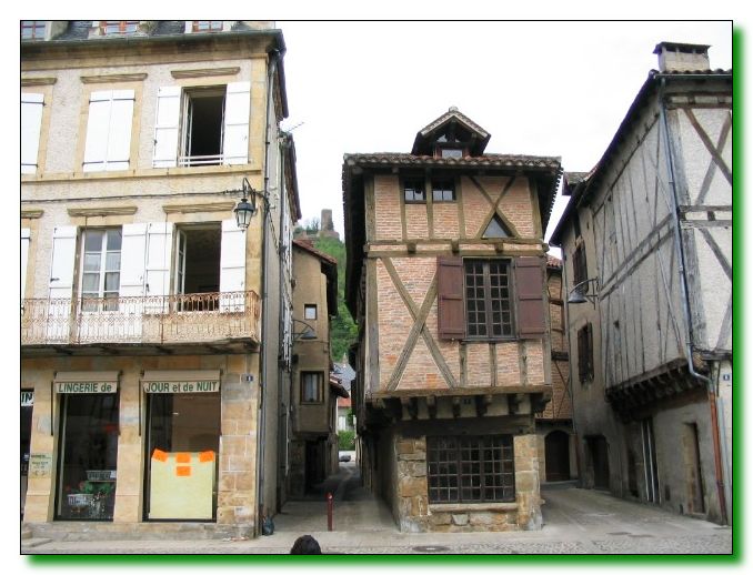 Maison-moyennageuse-a-Saint-Cere